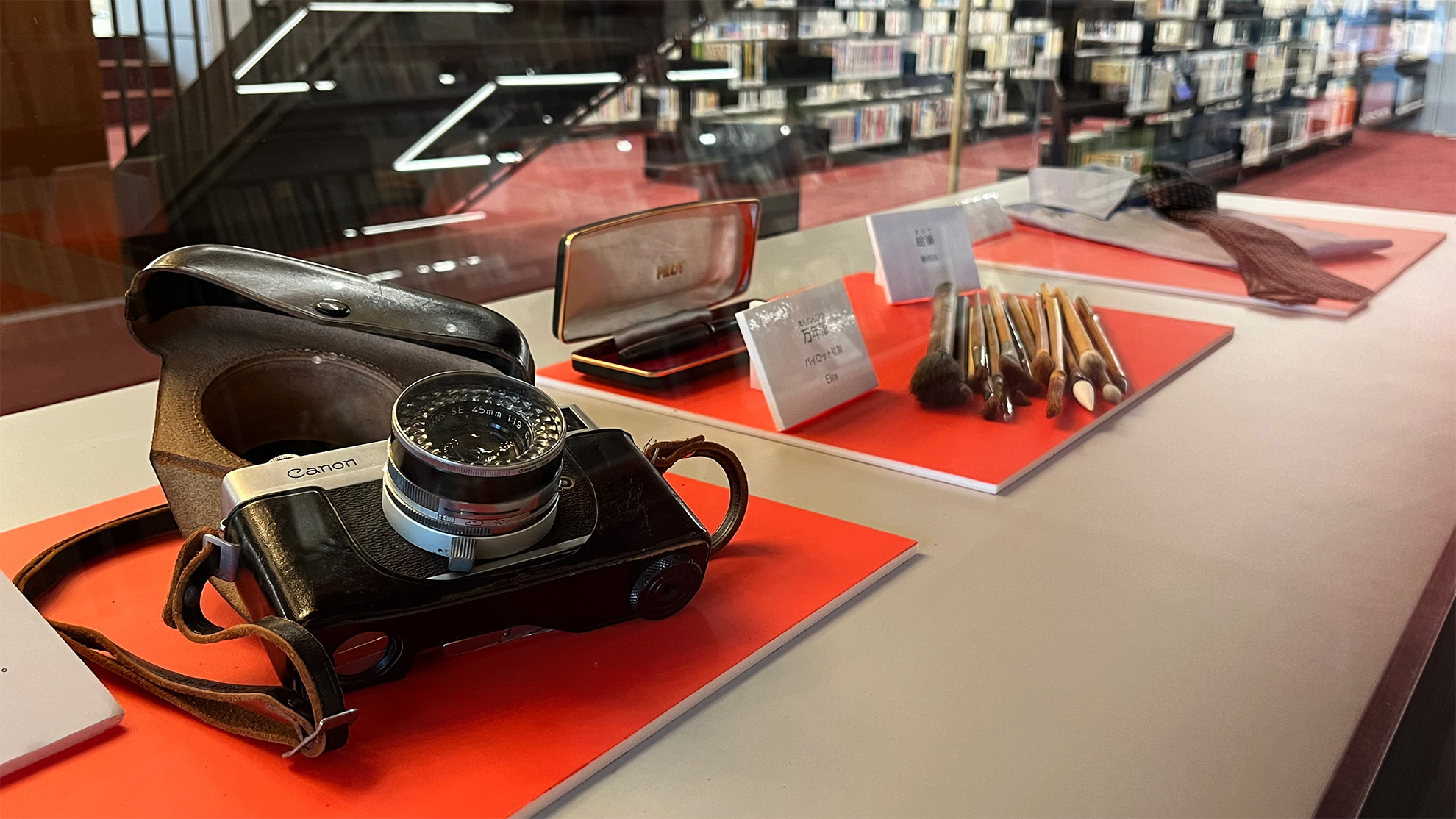 西脇ライブラリー1階での遺品（カメラ、絵筆、洋服）の展示風景