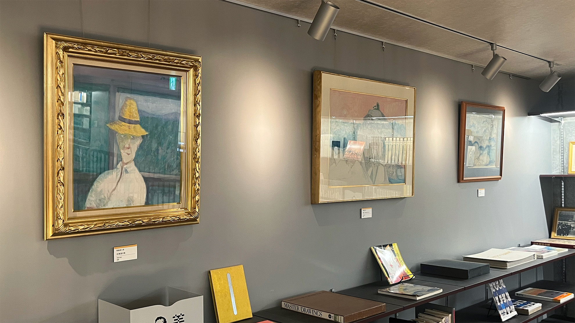 西脇ライブラリー2階での絵画の展示風景