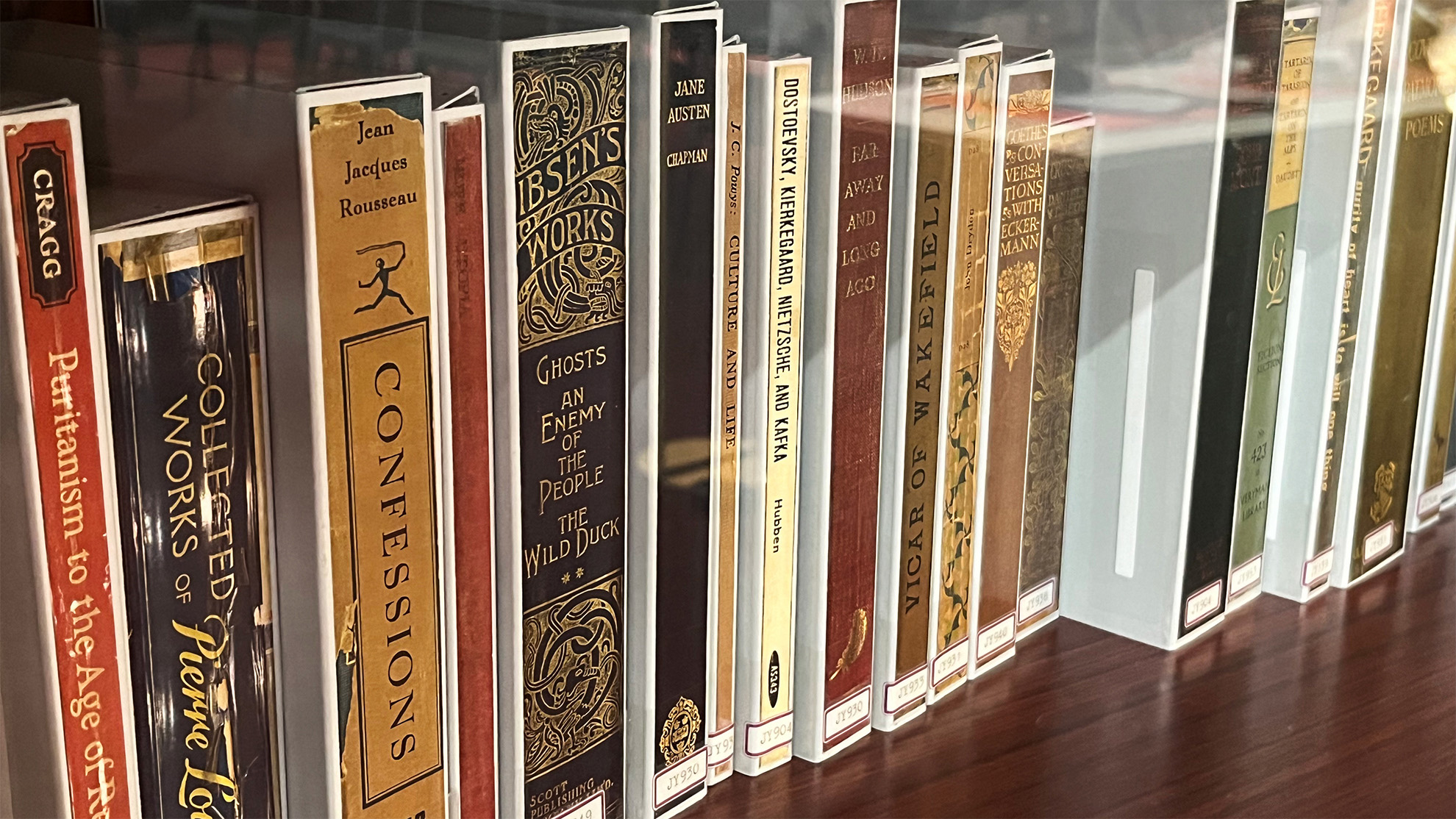 西脇順三郎の蔵書が並ぶ本棚